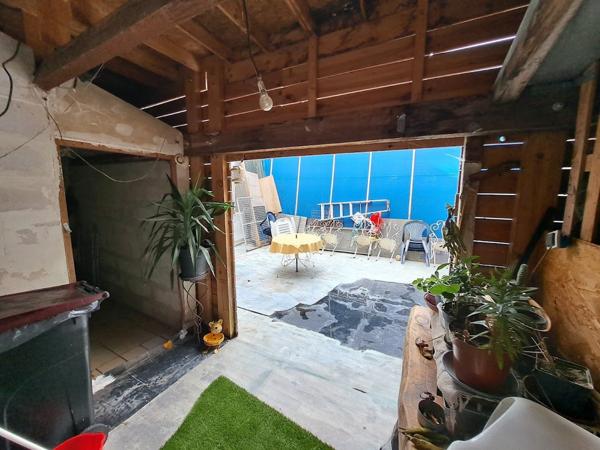 Triplex d'habitation avec  grande terrasse, divisible en lots distincts.
