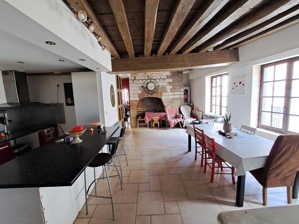 Triplex d'habitation avec  grande terrasse, divisible en lots distincts.