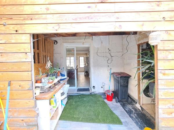 Triplex d'habitation avec  grande terrasse, divisible en lots distincts.