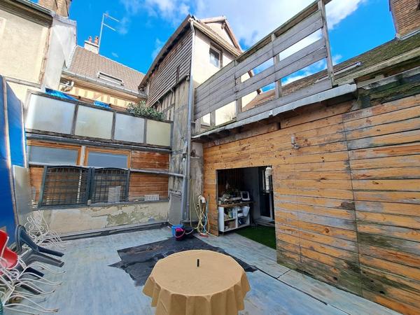 Triplex d'habitation avec  grande terrasse, divisible en lots distincts.