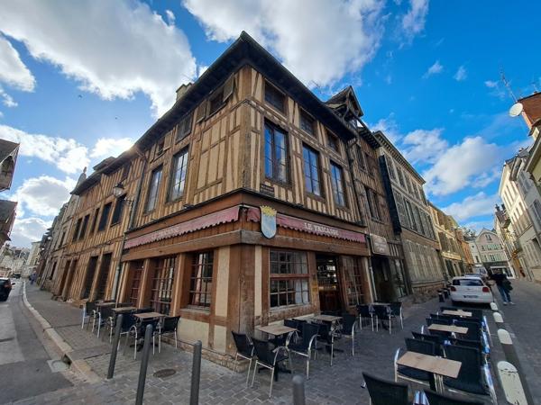 Triplex d'habitation avec  grande terrasse, divisible en lots distincts.