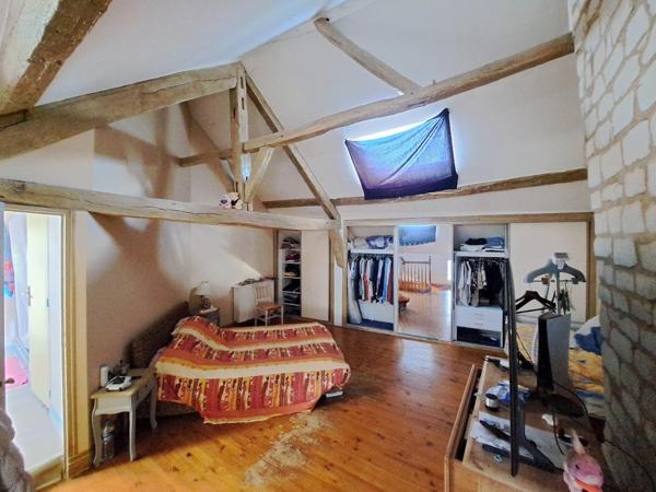Triplex d'habitation avec  grande terrasse, divisible en lots distincts.