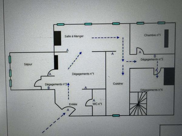 Triplex d'habitation avec  grande terrasse, divisible en lots distincts.