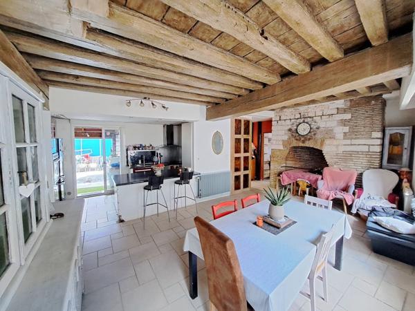 Triplex d'habitation avec  grande terrasse, divisible en lots distincts.