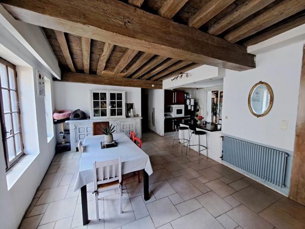 Triplex d'habitation avec  grande terrasse, divisible en lots distincts.