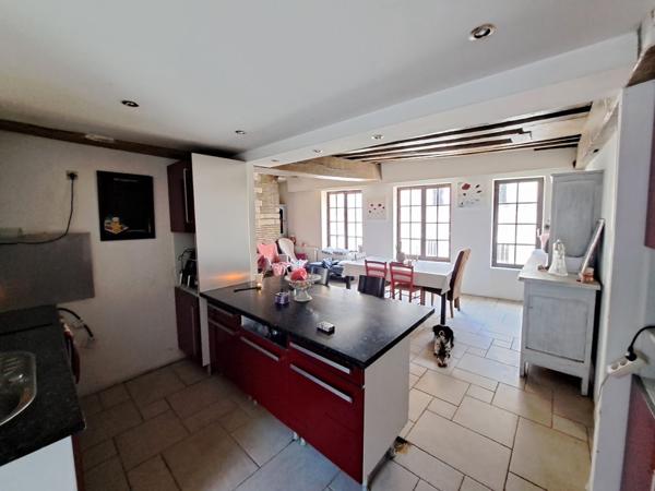 Triplex d'habitation avec  grande terrasse, divisible en lots distincts.