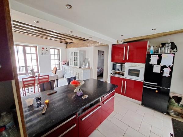 Triplex d'habitation avec  grande terrasse, divisible en lots distincts.