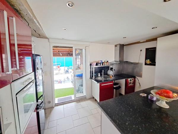 Triplex d'habitation avec  grande terrasse, divisible en lots distincts.