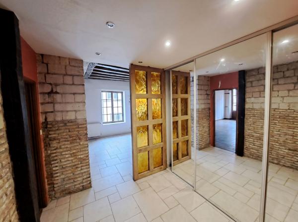 Triplex d'habitation avec  grande terrasse, divisible en lots distincts.