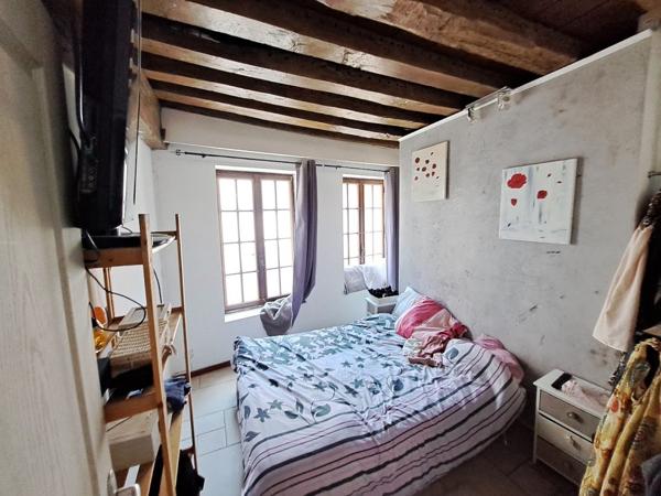Triplex d'habitation avec  grande terrasse, divisible en lots distincts.