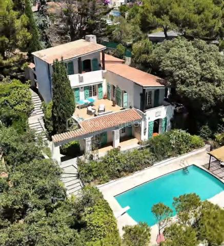Un panorama unique à 180° entre Mer et Étangs
Laissez-vous envoûter par l'adresse la plus prestigieuse de Sète. Nichée sur le flanc du Mont Saint-Clair, cette propriété d'exception de 228 m² habitables offre un spectacle vivant et permanent : une vue panoramique époustouflante à 180° sur la mer Méditerranée et les étangs, s'étendant à perte de vue jusqu'à Marseillan.

Un Potentiel Rare à Sublimer
Des travaux de rafraîchissement/rénovation sont à prévoir pour réveiller tout le potentiel de cette demeure et lui redonner sa magnificence d'antan. C'est l'occasion idéale de concevoir un intérieur sur-mesure à la hauteur de son emplacement unique.

Une pièce de vie magistrale : Le vaste salon/séjour, baigné de lumière grâce à d'immenses ouvertures, offre un tableau maritime à couper le souffle. Un espace chaleureux sublimé par une cheminée authentique.
L'espace nuit (5 chambres) : Pensée pour le confort et l'intimité, la villa dispose de 5 chambres spacieuses, dont 3 suites parentales.
Fonctionnalités : Une arrière-cuisine, une laverie, un authentique récantou, ainsi qu'un double garage (prestation rare et recherchée sur le Mont).

Un Extérieur Suspendu entre Ciel et Mer
Le design extérieur est une invitation à la douceur de vivre méditerranéenne :
3 belles terrasses et 2 balcons surplombent majestueusement la piscine et le bleu de la mer.
Un superbe terrain arboré et paysagé, véritable écrin de verdure équipé d'un système d'arrosage automatique.

En résumé :
Surface : 228 m²
Chambres : 5 (dont 3 suites)
Extérieurs : Piscine, terrasses, balcons, jardin paysagé
Vue : 180° Mer et Étangs (jusqu'à Marseillan)
Stationnement : Double garage
Condition : Travaux à prévoir (fort potentiel de valorisation)

Notre avis : Une situation géographique dominante et une vue tout simplement magique. Après rénovation, cette propriété s'imposera comme l'une des plus somptueuses villas du Mont Saint-Clair.
Vidéos sur demande