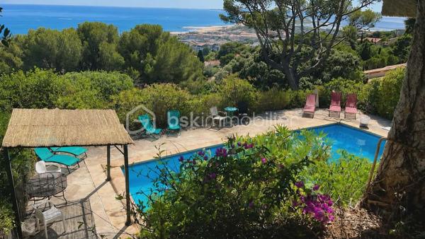 Un panorama unique à 180° entre Mer et Étangs
Laissez-vous envoûter par l'adresse la plus prestigieuse de Sète. Nichée sur le flanc du Mont Saint-Clair, cette propriété d'exception de 228 m² habitables offre un spectacle vivant et permanent : une vue panoramique époustouflante à 180° sur la mer Méditerranée et les étangs, s'étendant à perte de vue jusqu'à Marseillan.

Un Potentiel Rare à Sublimer
Des travaux de rafraîchissement/rénovation sont à prévoir pour réveiller tout le potentiel de cette demeure et lui redonner sa magnificence d'antan. C'est l'occasion idéale de concevoir un intérieur sur-mesure à la hauteur de son emplacement unique.

Une pièce de vie magistrale : Le vaste salon/séjour, baigné de lumière grâce à d'immenses ouvertures, offre un tableau maritime à couper le souffle. Un espace chaleureux sublimé par une cheminée authentique.
L'espace nuit (5 chambres) : Pensée pour le confort et l'intimité, la villa dispose de 5 chambres spacieuses, dont 3 suites parentales.
Fonctionnalités : Une arrière-cuisine, une laverie, un authentique récantou, ainsi qu'un double garage (prestation rare et recherchée sur le Mont).

Un Extérieur Suspendu entre Ciel et Mer
Le design extérieur est une invitation à la douceur de vivre méditerranéenne :
3 belles terrasses et 2 balcons surplombent majestueusement la piscine et le bleu de la mer.
Un superbe terrain arboré et paysagé, véritable écrin de verdure équipé d'un système d'arrosage automatique.

En résumé :
Surface : 228 m²
Chambres : 5 (dont 3 suites)
Extérieurs : Piscine, terrasses, balcons, jardin paysagé
Vue : 180° Mer et Étangs (jusqu'à Marseillan)
Stationnement : Double garage
Condition : Travaux à prévoir (fort potentiel de valorisation)

Notre avis : Une situation géographique dominante et une vue tout simplement magique. Après rénovation, cette propriété s'imposera comme l'une des plus somptueuses villas du Mont Saint-Clair.
Vidéos sur demande