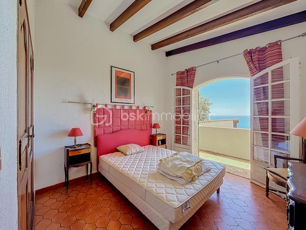Un panorama unique à 180° entre Mer et Étangs
Laissez-vous envoûter par l'adresse la plus prestigieuse de Sète. Nichée sur le flanc du Mont Saint-Clair, cette propriété d'exception de 228 m² habitables offre un spectacle vivant et permanent : une vue panoramique époustouflante à 180° sur la mer Méditerranée et les étangs, s'étendant à perte de vue jusqu'à Marseillan.

Un Potentiel Rare à Sublimer
Des travaux de rafraîchissement/rénovation sont à prévoir pour réveiller tout le potentiel de cette demeure et lui redonner sa magnificence d'antan. C'est l'occasion idéale de concevoir un intérieur sur-mesure à la hauteur de son emplacement unique.

Une pièce de vie magistrale : Le vaste salon/séjour, baigné de lumière grâce à d'immenses ouvertures, offre un tableau maritime à couper le souffle. Un espace chaleureux sublimé par une cheminée authentique.
L'espace nuit (5 chambres) : Pensée pour le confort et l'intimité, la villa dispose de 5 chambres spacieuses, dont 3 suites parentales.
Fonctionnalités : Une arrière-cuisine, une laverie, un authentique récantou, ainsi qu'un double garage (prestation rare et recherchée sur le Mont).

Un Extérieur Suspendu entre Ciel et Mer
Le design extérieur est une invitation à la douceur de vivre méditerranéenne :
3 belles terrasses et 2 balcons surplombent majestueusement la piscine et le bleu de la mer.
Un superbe terrain arboré et paysagé, véritable écrin de verdure équipé d'un système d'arrosage automatique.

En résumé :
Surface : 228 m²
Chambres : 5 (dont 3 suites)
Extérieurs : Piscine, terrasses, balcons, jardin paysagé
Vue : 180° Mer et Étangs (jusqu'à Marseillan)
Stationnement : Double garage
Condition : Travaux à prévoir (fort potentiel de valorisation)

Notre avis : Une situation géographique dominante et une vue tout simplement magique. Après rénovation, cette propriété s'imposera comme l'une des plus somptueuses villas du Mont Saint-Clair.
Vidéos sur demande