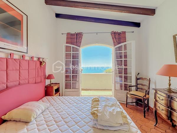 Un panorama unique à 180° entre Mer et Étangs
Laissez-vous envoûter par l'adresse la plus prestigieuse de Sète. Nichée sur le flanc du Mont Saint-Clair, cette propriété d'exception de 228 m² habitables offre un spectacle vivant et permanent : une vue panoramique époustouflante à 180° sur la mer Méditerranée et les étangs, s'étendant à perte de vue jusqu'à Marseillan.

Un Potentiel Rare à Sublimer
Des travaux de rafraîchissement/rénovation sont à prévoir pour réveiller tout le potentiel de cette demeure et lui redonner sa magnificence d'antan. C'est l'occasion idéale de concevoir un intérieur sur-mesure à la hauteur de son emplacement unique.

Une pièce de vie magistrale : Le vaste salon/séjour, baigné de lumière grâce à d'immenses ouvertures, offre un tableau maritime à couper le souffle. Un espace chaleureux sublimé par une cheminée authentique.
L'espace nuit (5 chambres) : Pensée pour le confort et l'intimité, la villa dispose de 5 chambres spacieuses, dont 3 suites parentales.
Fonctionnalités : Une arrière-cuisine, une laverie, un authentique récantou, ainsi qu'un double garage (prestation rare et recherchée sur le Mont).

Un Extérieur Suspendu entre Ciel et Mer
Le design extérieur est une invitation à la douceur de vivre méditerranéenne :
3 belles terrasses et 2 balcons surplombent majestueusement la piscine et le bleu de la mer.
Un superbe terrain arboré et paysagé, véritable écrin de verdure équipé d'un système d'arrosage automatique.

En résumé :
Surface : 228 m²
Chambres : 5 (dont 3 suites)
Extérieurs : Piscine, terrasses, balcons, jardin paysagé
Vue : 180° Mer et Étangs (jusqu'à Marseillan)
Stationnement : Double garage
Condition : Travaux à prévoir (fort potentiel de valorisation)

Notre avis : Une situation géographique dominante et une vue tout simplement magique. Après rénovation, cette propriété s'imposera comme l'une des plus somptueuses villas du Mont Saint-Clair.
Vidéos sur demande