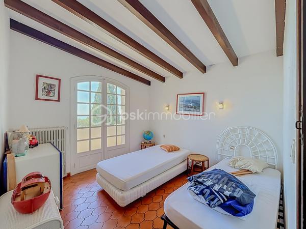 Un panorama unique à 180° entre Mer et Étangs
Laissez-vous envoûter par l'adresse la plus prestigieuse de Sète. Nichée sur le flanc du Mont Saint-Clair, cette propriété d'exception de 228 m² habitables offre un spectacle vivant et permanent : une vue panoramique époustouflante à 180° sur la mer Méditerranée et les étangs, s'étendant à perte de vue jusqu'à Marseillan.

Un Potentiel Rare à Sublimer
Des travaux de rafraîchissement/rénovation sont à prévoir pour réveiller tout le potentiel de cette demeure et lui redonner sa magnificence d'antan. C'est l'occasion idéale de concevoir un intérieur sur-mesure à la hauteur de son emplacement unique.

Une pièce de vie magistrale : Le vaste salon/séjour, baigné de lumière grâce à d'immenses ouvertures, offre un tableau maritime à couper le souffle. Un espace chaleureux sublimé par une cheminée authentique.
L'espace nuit (5 chambres) : Pensée pour le confort et l'intimité, la villa dispose de 5 chambres spacieuses, dont 3 suites parentales.
Fonctionnalités : Une arrière-cuisine, une laverie, un authentique récantou, ainsi qu'un double garage (prestation rare et recherchée sur le Mont).

Un Extérieur Suspendu entre Ciel et Mer
Le design extérieur est une invitation à la douceur de vivre méditerranéenne :
3 belles terrasses et 2 balcons surplombent majestueusement la piscine et le bleu de la mer.
Un superbe terrain arboré et paysagé, véritable écrin de verdure équipé d'un système d'arrosage automatique.

En résumé :
Surface : 228 m²
Chambres : 5 (dont 3 suites)
Extérieurs : Piscine, terrasses, balcons, jardin paysagé
Vue : 180° Mer et Étangs (jusqu'à Marseillan)
Stationnement : Double garage
Condition : Travaux à prévoir (fort potentiel de valorisation)

Notre avis : Une situation géographique dominante et une vue tout simplement magique. Après rénovation, cette propriété s'imposera comme l'une des plus somptueuses villas du Mont Saint-Clair.
Vidéos sur demande