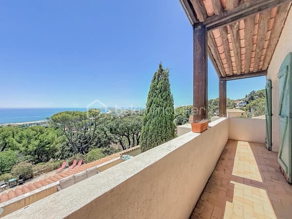 Un panorama unique à 180° entre Mer et Étangs
Laissez-vous envoûter par l'adresse la plus prestigieuse de Sète. Nichée sur le flanc du Mont Saint-Clair, cette propriété d'exception de 228 m² habitables offre un spectacle vivant et permanent : une vue panoramique époustouflante à 180° sur la mer Méditerranée et les étangs, s'étendant à perte de vue jusqu'à Marseillan.

Un Potentiel Rare à Sublimer
Des travaux de rafraîchissement/rénovation sont à prévoir pour réveiller tout le potentiel de cette demeure et lui redonner sa magnificence d'antan. C'est l'occasion idéale de concevoir un intérieur sur-mesure à la hauteur de son emplacement unique.

Une pièce de vie magistrale : Le vaste salon/séjour, baigné de lumière grâce à d'immenses ouvertures, offre un tableau maritime à couper le souffle. Un espace chaleureux sublimé par une cheminée authentique.
L'espace nuit (5 chambres) : Pensée pour le confort et l'intimité, la villa dispose de 5 chambres spacieuses, dont 3 suites parentales.
Fonctionnalités : Une arrière-cuisine, une laverie, un authentique récantou, ainsi qu'un double garage (prestation rare et recherchée sur le Mont).

Un Extérieur Suspendu entre Ciel et Mer
Le design extérieur est une invitation à la douceur de vivre méditerranéenne :
3 belles terrasses et 2 balcons surplombent majestueusement la piscine et le bleu de la mer.
Un superbe terrain arboré et paysagé, véritable écrin de verdure équipé d'un système d'arrosage automatique.

En résumé :
Surface : 228 m²
Chambres : 5 (dont 3 suites)
Extérieurs : Piscine, terrasses, balcons, jardin paysagé
Vue : 180° Mer et Étangs (jusqu'à Marseillan)
Stationnement : Double garage
Condition : Travaux à prévoir (fort potentiel de valorisation)

Notre avis : Une situation géographique dominante et une vue tout simplement magique. Après rénovation, cette propriété s'imposera comme l'une des plus somptueuses villas du Mont Saint-Clair.
Vidéos sur demande