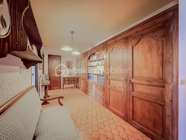 Un panorama unique à 180° entre Mer et Étangs
Laissez-vous envoûter par l'adresse la plus prestigieuse de Sète. Nichée sur le flanc du Mont Saint-Clair, cette propriété d'exception de 228 m² habitables offre un spectacle vivant et permanent : une vue panoramique époustouflante à 180° sur la mer Méditerranée et les étangs, s'étendant à perte de vue jusqu'à Marseillan.

Un Potentiel Rare à Sublimer
Des travaux de rafraîchissement/rénovation sont à prévoir pour réveiller tout le potentiel de cette demeure et lui redonner sa magnificence d'antan. C'est l'occasion idéale de concevoir un intérieur sur-mesure à la hauteur de son emplacement unique.

Une pièce de vie magistrale : Le vaste salon/séjour, baigné de lumière grâce à d'immenses ouvertures, offre un tableau maritime à couper le souffle. Un espace chaleureux sublimé par une cheminée authentique.
L'espace nuit (5 chambres) : Pensée pour le confort et l'intimité, la villa dispose de 5 chambres spacieuses, dont 3 suites parentales.
Fonctionnalités : Une arrière-cuisine, une laverie, un authentique récantou, ainsi qu'un double garage (prestation rare et recherchée sur le Mont).

Un Extérieur Suspendu entre Ciel et Mer
Le design extérieur est une invitation à la douceur de vivre méditerranéenne :
3 belles terrasses et 2 balcons surplombent majestueusement la piscine et le bleu de la mer.
Un superbe terrain arboré et paysagé, véritable écrin de verdure équipé d'un système d'arrosage automatique.

En résumé :
Surface : 228 m²
Chambres : 5 (dont 3 suites)
Extérieurs : Piscine, terrasses, balcons, jardin paysagé
Vue : 180° Mer et Étangs (jusqu'à Marseillan)
Stationnement : Double garage
Condition : Travaux à prévoir (fort potentiel de valorisation)

Notre avis : Une situation géographique dominante et une vue tout simplement magique. Après rénovation, cette propriété s'imposera comme l'une des plus somptueuses villas du Mont Saint-Clair.
Vidéos sur demande