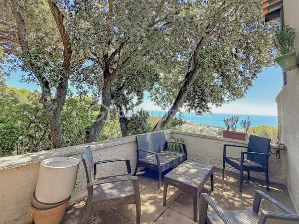 Un panorama unique à 180° entre Mer et Étangs
Laissez-vous envoûter par l'adresse la plus prestigieuse de Sète. Nichée sur le flanc du Mont Saint-Clair, cette propriété d'exception de 228 m² habitables offre un spectacle vivant et permanent : une vue panoramique époustouflante à 180° sur la mer Méditerranée et les étangs, s'étendant à perte de vue jusqu'à Marseillan.

Un Potentiel Rare à Sublimer
Des travaux de rafraîchissement/rénovation sont à prévoir pour réveiller tout le potentiel de cette demeure et lui redonner sa magnificence d'antan. C'est l'occasion idéale de concevoir un intérieur sur-mesure à la hauteur de son emplacement unique.

Une pièce de vie magistrale : Le vaste salon/séjour, baigné de lumière grâce à d'immenses ouvertures, offre un tableau maritime à couper le souffle. Un espace chaleureux sublimé par une cheminée authentique.
L'espace nuit (5 chambres) : Pensée pour le confort et l'intimité, la villa dispose de 5 chambres spacieuses, dont 3 suites parentales.
Fonctionnalités : Une arrière-cuisine, une laverie, un authentique récantou, ainsi qu'un double garage (prestation rare et recherchée sur le Mont).

Un Extérieur Suspendu entre Ciel et Mer
Le design extérieur est une invitation à la douceur de vivre méditerranéenne :
3 belles terrasses et 2 balcons surplombent majestueusement la piscine et le bleu de la mer.
Un superbe terrain arboré et paysagé, véritable écrin de verdure équipé d'un système d'arrosage automatique.

En résumé :
Surface : 228 m²
Chambres : 5 (dont 3 suites)
Extérieurs : Piscine, terrasses, balcons, jardin paysagé
Vue : 180° Mer et Étangs (jusqu'à Marseillan)
Stationnement : Double garage
Condition : Travaux à prévoir (fort potentiel de valorisation)

Notre avis : Une situation géographique dominante et une vue tout simplement magique. Après rénovation, cette propriété s'imposera comme l'une des plus somptueuses villas du Mont Saint-Clair.
Vidéos sur demande