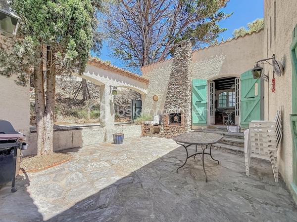Un panorama unique à 180° entre Mer et Étangs
Laissez-vous envoûter par l'adresse la plus prestigieuse de Sète. Nichée sur le flanc du Mont Saint-Clair, cette propriété d'exception de 228 m² habitables offre un spectacle vivant et permanent : une vue panoramique époustouflante à 180° sur la mer Méditerranée et les étangs, s'étendant à perte de vue jusqu'à Marseillan.

Un Potentiel Rare à Sublimer
Des travaux de rafraîchissement/rénovation sont à prévoir pour réveiller tout le potentiel de cette demeure et lui redonner sa magnificence d'antan. C'est l'occasion idéale de concevoir un intérieur sur-mesure à la hauteur de son emplacement unique.

Une pièce de vie magistrale : Le vaste salon/séjour, baigné de lumière grâce à d'immenses ouvertures, offre un tableau maritime à couper le souffle. Un espace chaleureux sublimé par une cheminée authentique.
L'espace nuit (5 chambres) : Pensée pour le confort et l'intimité, la villa dispose de 5 chambres spacieuses, dont 3 suites parentales.
Fonctionnalités : Une arrière-cuisine, une laverie, un authentique récantou, ainsi qu'un double garage (prestation rare et recherchée sur le Mont).

Un Extérieur Suspendu entre Ciel et Mer
Le design extérieur est une invitation à la douceur de vivre méditerranéenne :
3 belles terrasses et 2 balcons surplombent majestueusement la piscine et le bleu de la mer.
Un superbe terrain arboré et paysagé, véritable écrin de verdure équipé d'un système d'arrosage automatique.

En résumé :
Surface : 228 m²
Chambres : 5 (dont 3 suites)
Extérieurs : Piscine, terrasses, balcons, jardin paysagé
Vue : 180° Mer et Étangs (jusqu'à Marseillan)
Stationnement : Double garage
Condition : Travaux à prévoir (fort potentiel de valorisation)

Notre avis : Une situation géographique dominante et une vue tout simplement magique. Après rénovation, cette propriété s'imposera comme l'une des plus somptueuses villas du Mont Saint-Clair.
Vidéos sur demande
