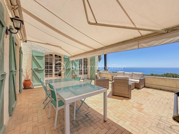 Un panorama unique à 180° entre Mer et Étangs
Laissez-vous envoûter par l'adresse la plus prestigieuse de Sète. Nichée sur le flanc du Mont Saint-Clair, cette propriété d'exception de 228 m² habitables offre un spectacle vivant et permanent : une vue panoramique époustouflante à 180° sur la mer Méditerranée et les étangs, s'étendant à perte de vue jusqu'à Marseillan.

Un Potentiel Rare à Sublimer
Des travaux de rafraîchissement/rénovation sont à prévoir pour réveiller tout le potentiel de cette demeure et lui redonner sa magnificence d'antan. C'est l'occasion idéale de concevoir un intérieur sur-mesure à la hauteur de son emplacement unique.

Une pièce de vie magistrale : Le vaste salon/séjour, baigné de lumière grâce à d'immenses ouvertures, offre un tableau maritime à couper le souffle. Un espace chaleureux sublimé par une cheminée authentique.
L'espace nuit (5 chambres) : Pensée pour le confort et l'intimité, la villa dispose de 5 chambres spacieuses, dont 3 suites parentales.
Fonctionnalités : Une arrière-cuisine, une laverie, un authentique récantou, ainsi qu'un double garage (prestation rare et recherchée sur le Mont).

Un Extérieur Suspendu entre Ciel et Mer
Le design extérieur est une invitation à la douceur de vivre méditerranéenne :
3 belles terrasses et 2 balcons surplombent majestueusement la piscine et le bleu de la mer.
Un superbe terrain arboré et paysagé, véritable écrin de verdure équipé d'un système d'arrosage automatique.

En résumé :
Surface : 228 m²
Chambres : 5 (dont 3 suites)
Extérieurs : Piscine, terrasses, balcons, jardin paysagé
Vue : 180° Mer et Étangs (jusqu'à Marseillan)
Stationnement : Double garage
Condition : Travaux à prévoir (fort potentiel de valorisation)

Notre avis : Une situation géographique dominante et une vue tout simplement magique. Après rénovation, cette propriété s'imposera comme l'une des plus somptueuses villas du Mont Saint-Clair.
Vidéos sur demande