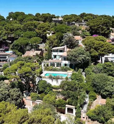 Un panorama unique à 180° entre Mer et Étangs
Laissez-vous envoûter par l'adresse la plus prestigieuse de Sète. Nichée sur le flanc du Mont Saint-Clair, cette propriété d'exception de 228 m² habitables offre un spectacle vivant et permanent : une vue panoramique époustouflante à 180° sur la mer Méditerranée et les étangs, s'étendant à perte de vue jusqu'à Marseillan.

Un Potentiel Rare à Sublimer
Des travaux de rafraîchissement/rénovation sont à prévoir pour réveiller tout le potentiel de cette demeure et lui redonner sa magnificence d'antan. C'est l'occasion idéale de concevoir un intérieur sur-mesure à la hauteur de son emplacement unique.

Une pièce de vie magistrale : Le vaste salon/séjour, baigné de lumière grâce à d'immenses ouvertures, offre un tableau maritime à couper le souffle. Un espace chaleureux sublimé par une cheminée authentique.
L'espace nuit (5 chambres) : Pensée pour le confort et l'intimité, la villa dispose de 5 chambres spacieuses, dont 3 suites parentales.
Fonctionnalités : Une arrière-cuisine, une laverie, un authentique récantou, ainsi qu'un double garage (prestation rare et recherchée sur le Mont).

Un Extérieur Suspendu entre Ciel et Mer
Le design extérieur est une invitation à la douceur de vivre méditerranéenne :
3 belles terrasses et 2 balcons surplombent majestueusement la piscine et le bleu de la mer.
Un superbe terrain arboré et paysagé, véritable écrin de verdure équipé d'un système d'arrosage automatique.

En résumé :
Surface : 228 m²
Chambres : 5 (dont 3 suites)
Extérieurs : Piscine, terrasses, balcons, jardin paysagé
Vue : 180° Mer et Étangs (jusqu'à Marseillan)
Stationnement : Double garage
Condition : Travaux à prévoir (fort potentiel de valorisation)

Notre avis : Une situation géographique dominante et une vue tout simplement magique. Après rénovation, cette propriété s'imposera comme l'une des plus somptueuses villas du Mont Saint-Clair.
Vidéos sur demande