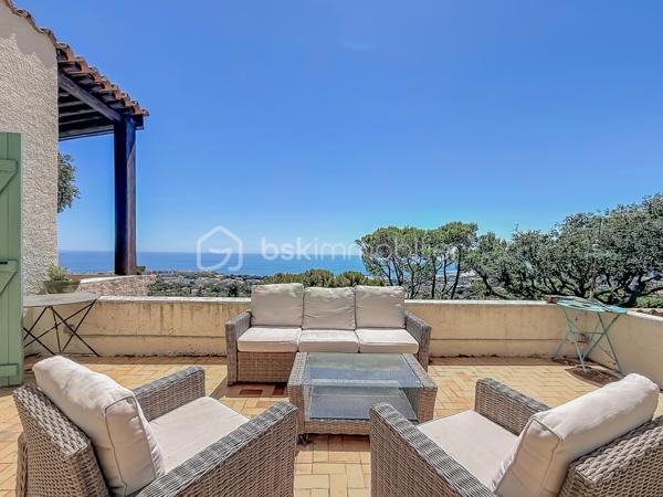 Un panorama unique à 180° entre Mer et Étangs
Laissez-vous envoûter par l'adresse la plus prestigieuse de Sète. Nichée sur le flanc du Mont Saint-Clair, cette propriété d'exception de 228 m² habitables offre un spectacle vivant et permanent : une vue panoramique époustouflante à 180° sur la mer Méditerranée et les étangs, s'étendant à perte de vue jusqu'à Marseillan.

Un Potentiel Rare à Sublimer
Des travaux de rafraîchissement/rénovation sont à prévoir pour réveiller tout le potentiel de cette demeure et lui redonner sa magnificence d'antan. C'est l'occasion idéale de concevoir un intérieur sur-mesure à la hauteur de son emplacement unique.

Une pièce de vie magistrale : Le vaste salon/séjour, baigné de lumière grâce à d'immenses ouvertures, offre un tableau maritime à couper le souffle. Un espace chaleureux sublimé par une cheminée authentique.
L'espace nuit (5 chambres) : Pensée pour le confort et l'intimité, la villa dispose de 5 chambres spacieuses, dont 3 suites parentales.
Fonctionnalités : Une arrière-cuisine, une laverie, un authentique récantou, ainsi qu'un double garage (prestation rare et recherchée sur le Mont).

Un Extérieur Suspendu entre Ciel et Mer
Le design extérieur est une invitation à la douceur de vivre méditerranéenne :
3 belles terrasses et 2 balcons surplombent majestueusement la piscine et le bleu de la mer.
Un superbe terrain arboré et paysagé, véritable écrin de verdure équipé d'un système d'arrosage automatique.

En résumé :
Surface : 228 m²
Chambres : 5 (dont 3 suites)
Extérieurs : Piscine, terrasses, balcons, jardin paysagé
Vue : 180° Mer et Étangs (jusqu'à Marseillan)
Stationnement : Double garage
Condition : Travaux à prévoir (fort potentiel de valorisation)

Notre avis : Une situation géographique dominante et une vue tout simplement magique. Après rénovation, cette propriété s'imposera comme l'une des plus somptueuses villas du Mont Saint-Clair.
Vidéos sur demande