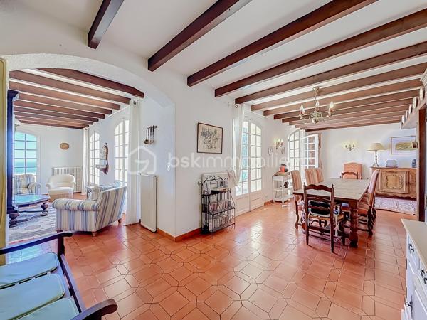 Un panorama unique à 180° entre Mer et Étangs
Laissez-vous envoûter par l'adresse la plus prestigieuse de Sète. Nichée sur le flanc du Mont Saint-Clair, cette propriété d'exception de 228 m² habitables offre un spectacle vivant et permanent : une vue panoramique époustouflante à 180° sur la mer Méditerranée et les étangs, s'étendant à perte de vue jusqu'à Marseillan.

Un Potentiel Rare à Sublimer
Des travaux de rafraîchissement/rénovation sont à prévoir pour réveiller tout le potentiel de cette demeure et lui redonner sa magnificence d'antan. C'est l'occasion idéale de concevoir un intérieur sur-mesure à la hauteur de son emplacement unique.

Une pièce de vie magistrale : Le vaste salon/séjour, baigné de lumière grâce à d'immenses ouvertures, offre un tableau maritime à couper le souffle. Un espace chaleureux sublimé par une cheminée authentique.
L'espace nuit (5 chambres) : Pensée pour le confort et l'intimité, la villa dispose de 5 chambres spacieuses, dont 3 suites parentales.
Fonctionnalités : Une arrière-cuisine, une laverie, un authentique récantou, ainsi qu'un double garage (prestation rare et recherchée sur le Mont).

Un Extérieur Suspendu entre Ciel et Mer
Le design extérieur est une invitation à la douceur de vivre méditerranéenne :
3 belles terrasses et 2 balcons surplombent majestueusement la piscine et le bleu de la mer.
Un superbe terrain arboré et paysagé, véritable écrin de verdure équipé d'un système d'arrosage automatique.

En résumé :
Surface : 228 m²
Chambres : 5 (dont 3 suites)
Extérieurs : Piscine, terrasses, balcons, jardin paysagé
Vue : 180° Mer et Étangs (jusqu'à Marseillan)
Stationnement : Double garage
Condition : Travaux à prévoir (fort potentiel de valorisation)

Notre avis : Une situation géographique dominante et une vue tout simplement magique. Après rénovation, cette propriété s'imposera comme l'une des plus somptueuses villas du Mont Saint-Clair.
Vidéos sur demande