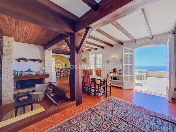 Un panorama unique à 180° entre Mer et Étangs
Laissez-vous envoûter par l'adresse la plus prestigieuse de Sète. Nichée sur le flanc du Mont Saint-Clair, cette propriété d'exception de 228 m² habitables offre un spectacle vivant et permanent : une vue panoramique époustouflante à 180° sur la mer Méditerranée et les étangs, s'étendant à perte de vue jusqu'à Marseillan.

Un Potentiel Rare à Sublimer
Des travaux de rafraîchissement/rénovation sont à prévoir pour réveiller tout le potentiel de cette demeure et lui redonner sa magnificence d'antan. C'est l'occasion idéale de concevoir un intérieur sur-mesure à la hauteur de son emplacement unique.

Une pièce de vie magistrale : Le vaste salon/séjour, baigné de lumière grâce à d'immenses ouvertures, offre un tableau maritime à couper le souffle. Un espace chaleureux sublimé par une cheminée authentique.
L'espace nuit (5 chambres) : Pensée pour le confort et l'intimité, la villa dispose de 5 chambres spacieuses, dont 3 suites parentales.
Fonctionnalités : Une arrière-cuisine, une laverie, un authentique récantou, ainsi qu'un double garage (prestation rare et recherchée sur le Mont).

Un Extérieur Suspendu entre Ciel et Mer
Le design extérieur est une invitation à la douceur de vivre méditerranéenne :
3 belles terrasses et 2 balcons surplombent majestueusement la piscine et le bleu de la mer.
Un superbe terrain arboré et paysagé, véritable écrin de verdure équipé d'un système d'arrosage automatique.

En résumé :
Surface : 228 m²
Chambres : 5 (dont 3 suites)
Extérieurs : Piscine, terrasses, balcons, jardin paysagé
Vue : 180° Mer et Étangs (jusqu'à Marseillan)
Stationnement : Double garage
Condition : Travaux à prévoir (fort potentiel de valorisation)

Notre avis : Une situation géographique dominante et une vue tout simplement magique. Après rénovation, cette propriété s'imposera comme l'une des plus somptueuses villas du Mont Saint-Clair.
Vidéos sur demande