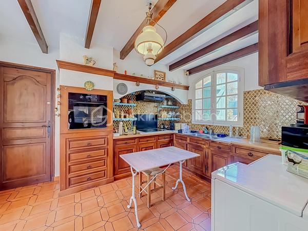 Un panorama unique à 180° entre Mer et Étangs
Laissez-vous envoûter par l'adresse la plus prestigieuse de Sète. Nichée sur le flanc du Mont Saint-Clair, cette propriété d'exception de 228 m² habitables offre un spectacle vivant et permanent : une vue panoramique époustouflante à 180° sur la mer Méditerranée et les étangs, s'étendant à perte de vue jusqu'à Marseillan.

Un Potentiel Rare à Sublimer
Des travaux de rafraîchissement/rénovation sont à prévoir pour réveiller tout le potentiel de cette demeure et lui redonner sa magnificence d'antan. C'est l'occasion idéale de concevoir un intérieur sur-mesure à la hauteur de son emplacement unique.

Une pièce de vie magistrale : Le vaste salon/séjour, baigné de lumière grâce à d'immenses ouvertures, offre un tableau maritime à couper le souffle. Un espace chaleureux sublimé par une cheminée authentique.
L'espace nuit (5 chambres) : Pensée pour le confort et l'intimité, la villa dispose de 5 chambres spacieuses, dont 3 suites parentales.
Fonctionnalités : Une arrière-cuisine, une laverie, un authentique récantou, ainsi qu'un double garage (prestation rare et recherchée sur le Mont).

Un Extérieur Suspendu entre Ciel et Mer
Le design extérieur est une invitation à la douceur de vivre méditerranéenne :
3 belles terrasses et 2 balcons surplombent majestueusement la piscine et le bleu de la mer.
Un superbe terrain arboré et paysagé, véritable écrin de verdure équipé d'un système d'arrosage automatique.

En résumé :
Surface : 228 m²
Chambres : 5 (dont 3 suites)
Extérieurs : Piscine, terrasses, balcons, jardin paysagé
Vue : 180° Mer et Étangs (jusqu'à Marseillan)
Stationnement : Double garage
Condition : Travaux à prévoir (fort potentiel de valorisation)

Notre avis : Une situation géographique dominante et une vue tout simplement magique. Après rénovation, cette propriété s'imposera comme l'une des plus somptueuses villas du Mont Saint-Clair.
Vidéos sur demande