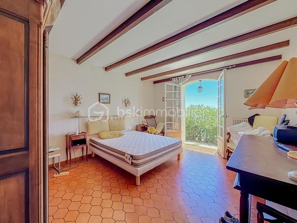 Un panorama unique à 180° entre Mer et Étangs
Laissez-vous envoûter par l'adresse la plus prestigieuse de Sète. Nichée sur le flanc du Mont Saint-Clair, cette propriété d'exception de 228 m² habitables offre un spectacle vivant et permanent : une vue panoramique époustouflante à 180° sur la mer Méditerranée et les étangs, s'étendant à perte de vue jusqu'à Marseillan.

Un Potentiel Rare à Sublimer
Des travaux de rafraîchissement/rénovation sont à prévoir pour réveiller tout le potentiel de cette demeure et lui redonner sa magnificence d'antan. C'est l'occasion idéale de concevoir un intérieur sur-mesure à la hauteur de son emplacement unique.

Une pièce de vie magistrale : Le vaste salon/séjour, baigné de lumière grâce à d'immenses ouvertures, offre un tableau maritime à couper le souffle. Un espace chaleureux sublimé par une cheminée authentique.
L'espace nuit (5 chambres) : Pensée pour le confort et l'intimité, la villa dispose de 5 chambres spacieuses, dont 3 suites parentales.
Fonctionnalités : Une arrière-cuisine, une laverie, un authentique récantou, ainsi qu'un double garage (prestation rare et recherchée sur le Mont).

Un Extérieur Suspendu entre Ciel et Mer
Le design extérieur est une invitation à la douceur de vivre méditerranéenne :
3 belles terrasses et 2 balcons surplombent majestueusement la piscine et le bleu de la mer.
Un superbe terrain arboré et paysagé, véritable écrin de verdure équipé d'un système d'arrosage automatique.

En résumé :
Surface : 228 m²
Chambres : 5 (dont 3 suites)
Extérieurs : Piscine, terrasses, balcons, jardin paysagé
Vue : 180° Mer et Étangs (jusqu'à Marseillan)
Stationnement : Double garage
Condition : Travaux à prévoir (fort potentiel de valorisation)

Notre avis : Une situation géographique dominante et une vue tout simplement magique. Après rénovation, cette propriété s'imposera comme l'une des plus somptueuses villas du Mont Saint-Clair.
Vidéos sur demande