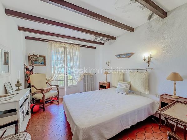 Un panorama unique à 180° entre Mer et Étangs
Laissez-vous envoûter par l'adresse la plus prestigieuse de Sète. Nichée sur le flanc du Mont Saint-Clair, cette propriété d'exception de 228 m² habitables offre un spectacle vivant et permanent : une vue panoramique époustouflante à 180° sur la mer Méditerranée et les étangs, s'étendant à perte de vue jusqu'à Marseillan.

Un Potentiel Rare à Sublimer
Des travaux de rafraîchissement/rénovation sont à prévoir pour réveiller tout le potentiel de cette demeure et lui redonner sa magnificence d'antan. C'est l'occasion idéale de concevoir un intérieur sur-mesure à la hauteur de son emplacement unique.

Une pièce de vie magistrale : Le vaste salon/séjour, baigné de lumière grâce à d'immenses ouvertures, offre un tableau maritime à couper le souffle. Un espace chaleureux sublimé par une cheminée authentique.
L'espace nuit (5 chambres) : Pensée pour le confort et l'intimité, la villa dispose de 5 chambres spacieuses, dont 3 suites parentales.
Fonctionnalités : Une arrière-cuisine, une laverie, un authentique récantou, ainsi qu'un double garage (prestation rare et recherchée sur le Mont).

Un Extérieur Suspendu entre Ciel et Mer
Le design extérieur est une invitation à la douceur de vivre méditerranéenne :
3 belles terrasses et 2 balcons surplombent majestueusement la piscine et le bleu de la mer.
Un superbe terrain arboré et paysagé, véritable écrin de verdure équipé d'un système d'arrosage automatique.

En résumé :
Surface : 228 m²
Chambres : 5 (dont 3 suites)
Extérieurs : Piscine, terrasses, balcons, jardin paysagé
Vue : 180° Mer et Étangs (jusqu'à Marseillan)
Stationnement : Double garage
Condition : Travaux à prévoir (fort potentiel de valorisation)

Notre avis : Une situation géographique dominante et une vue tout simplement magique. Après rénovation, cette propriété s'imposera comme l'une des plus somptueuses villas du Mont Saint-Clair.
Vidéos sur demande