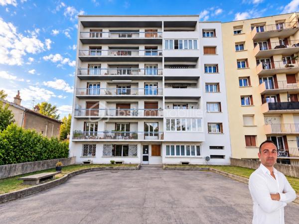 Découvrez ce superbe appartement six pièces de 104,50 m ², situé au premier étage avec ascenseur dans une résidence de 1968, idéalement placé dans le quartier de La Jomayère à Saint-Étienne. Spacieux et lumineux, il se compose de quatre chambres, d’une cuisine et d’un séjour, offrant de très beaux volumes pour accueillir confortablement toute la famille. Vous profiterez également d’un joli balcon avec vue sur le terrain arboré de la résidence, parfait pour vos moments de détente dans un cadre verdoyant. Côté confort, vous bénéficierez de fenêtres en double vitrage, d’un chauffage central collectif au gaz avec radiateurs en fonte, ainsi que d’un garage individuel.Les charges comprennent notamment le chauffage, l’eau chaude et l’entretien de l’immeuble. Vous apprécierez également la proximité des écoles primaires, collèges et lycées, ainsi que des commodités. Visites possibles 7 jours sur 7. La visite virtuelle est disponible sur mon site AlexandreSerreBSKImmobilier. Pour tout renseignement complémentaire ou pour organiser une visite, n’hésitez pas à me contacter.