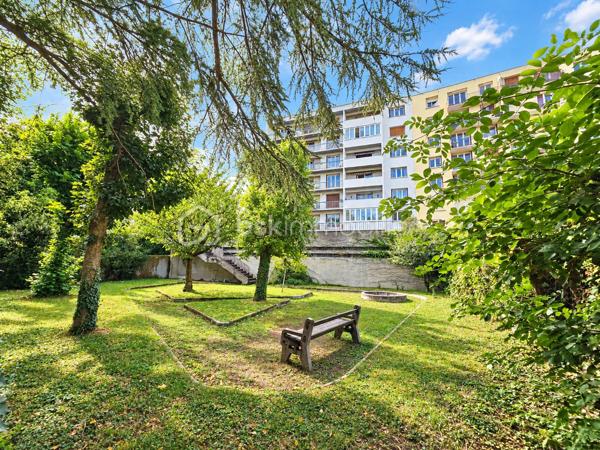 Découvrez ce superbe appartement six pièces de 104,50 m ², situé au premier étage avec ascenseur dans une résidence de 1968, idéalement placé dans le quartier de La Jomayère à Saint-Étienne. Spacieux et lumineux, il se compose de quatre chambres, d’une cuisine et d’un séjour, offrant de très beaux volumes pour accueillir confortablement toute la famille. Vous profiterez également d’un joli balcon avec vue sur le terrain arboré de la résidence, parfait pour vos moments de détente dans un cadre verdoyant. Côté confort, vous bénéficierez de fenêtres en double vitrage, d’un chauffage central collectif au gaz avec radiateurs en fonte, ainsi que d’un garage individuel.Les charges comprennent notamment le chauffage, l’eau chaude et l’entretien de l’immeuble. Vous apprécierez également la proximité des écoles primaires, collèges et lycées, ainsi que des commodités. Visites possibles 7 jours sur 7. La visite virtuelle est disponible sur mon site AlexandreSerreBSKImmobilier. Pour tout renseignement complémentaire ou pour organiser une visite, n’hésitez pas à me contacter.