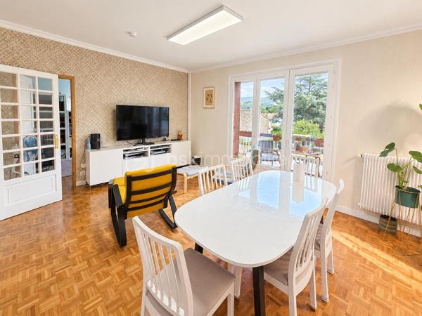 Découvrez ce superbe appartement six pièces de 104,50 m ², situé au premier étage avec ascenseur dans une résidence de 1968, idéalement placé dans le quartier de La Jomayère à Saint-Étienne. Spacieux et lumineux, il se compose de quatre chambres, d’une cuisine et d’un séjour, offrant de très beaux volumes pour accueillir confortablement toute la famille. Vous profiterez également d’un joli balcon avec vue sur le terrain arboré de la résidence, parfait pour vos moments de détente dans un cadre verdoyant. Côté confort, vous bénéficierez de fenêtres en double vitrage, d’un chauffage central collectif au gaz avec radiateurs en fonte, ainsi que d’un garage individuel.Les charges comprennent notamment le chauffage, l’eau chaude et l’entretien de l’immeuble. Vous apprécierez également la proximité des écoles primaires, collèges et lycées, ainsi que des commodités. Visites possibles 7 jours sur 7. La visite virtuelle est disponible sur mon site AlexandreSerreBSKImmobilier. Pour tout renseignement complémentaire ou pour organiser une visite, n’hésitez pas à me contacter.