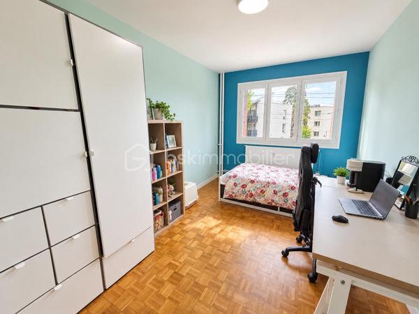 Découvrez ce superbe appartement six pièces de 104,50 m ², situé au premier étage avec ascenseur dans une résidence de 1968, idéalement placé dans le quartier de La Jomayère à Saint-Étienne. Spacieux et lumineux, il se compose de quatre chambres, d’une cuisine et d’un séjour, offrant de très beaux volumes pour accueillir confortablement toute la famille. Vous profiterez également d’un joli balcon avec vue sur le terrain arboré de la résidence, parfait pour vos moments de détente dans un cadre verdoyant. Côté confort, vous bénéficierez de fenêtres en double vitrage, d’un chauffage central collectif au gaz avec radiateurs en fonte, ainsi que d’un garage individuel.Les charges comprennent notamment le chauffage, l’eau chaude et l’entretien de l’immeuble. Vous apprécierez également la proximité des écoles primaires, collèges et lycées, ainsi que des commodités. Visites possibles 7 jours sur 7. La visite virtuelle est disponible sur mon site AlexandreSerreBSKImmobilier. Pour tout renseignement complémentaire ou pour organiser une visite, n’hésitez pas à me contacter.