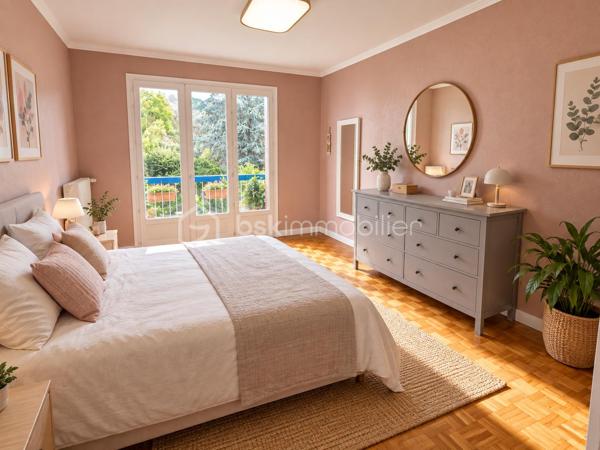 Découvrez ce superbe appartement six pièces de 104,50 m ², situé au premier étage avec ascenseur dans une résidence de 1968, idéalement placé dans le quartier de La Jomayère à Saint-Étienne. Spacieux et lumineux, il se compose de quatre chambres, d’une cuisine et d’un séjour, offrant de très beaux volumes pour accueillir confortablement toute la famille. Vous profiterez également d’un joli balcon avec vue sur le terrain arboré de la résidence, parfait pour vos moments de détente dans un cadre verdoyant. Côté confort, vous bénéficierez de fenêtres en double vitrage, d’un chauffage central collectif au gaz avec radiateurs en fonte, ainsi que d’un garage individuel.Les charges comprennent notamment le chauffage, l’eau chaude et l’entretien de l’immeuble. Vous apprécierez également la proximité des écoles primaires, collèges et lycées, ainsi que des commodités. Visites possibles 7 jours sur 7. La visite virtuelle est disponible sur mon site AlexandreSerreBSKImmobilier. Pour tout renseignement complémentaire ou pour organiser une visite, n’hésitez pas à me contacter.