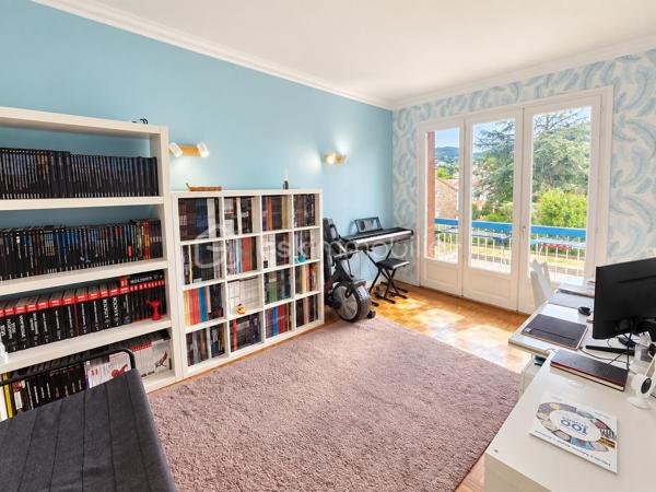 Découvrez ce superbe appartement six pièces de 104,50 m ², situé au premier étage avec ascenseur dans une résidence de 1968, idéalement placé dans le quartier de La Jomayère à Saint-Étienne. Spacieux et lumineux, il se compose de quatre chambres, d’une cuisine et d’un séjour, offrant de très beaux volumes pour accueillir confortablement toute la famille. Vous profiterez également d’un joli balcon avec vue sur le terrain arboré de la résidence, parfait pour vos moments de détente dans un cadre verdoyant. Côté confort, vous bénéficierez de fenêtres en double vitrage, d’un chauffage central collectif au gaz avec radiateurs en fonte, ainsi que d’un garage individuel.Les charges comprennent notamment le chauffage, l’eau chaude et l’entretien de l’immeuble. Vous apprécierez également la proximité des écoles primaires, collèges et lycées, ainsi que des commodités. Visites possibles 7 jours sur 7. La visite virtuelle est disponible sur mon site AlexandreSerreBSKImmobilier. Pour tout renseignement complémentaire ou pour organiser une visite, n’hésitez pas à me contacter.