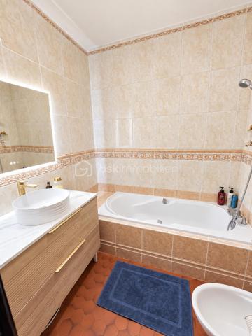 Découvrez ce superbe appartement six pièces de 104,50 m ², situé au premier étage avec ascenseur dans une résidence de 1968, idéalement placé dans le quartier de La Jomayère à Saint-Étienne. Spacieux et lumineux, il se compose de quatre chambres, d’une cuisine et d’un séjour, offrant de très beaux volumes pour accueillir confortablement toute la famille. Vous profiterez également d’un joli balcon avec vue sur le terrain arboré de la résidence, parfait pour vos moments de détente dans un cadre verdoyant. Côté confort, vous bénéficierez de fenêtres en double vitrage, d’un chauffage central collectif au gaz avec radiateurs en fonte, ainsi que d’un garage individuel.Les charges comprennent notamment le chauffage, l’eau chaude et l’entretien de l’immeuble. Vous apprécierez également la proximité des écoles primaires, collèges et lycées, ainsi que des commodités. Visites possibles 7 jours sur 7. La visite virtuelle est disponible sur mon site AlexandreSerreBSKImmobilier. Pour tout renseignement complémentaire ou pour organiser une visite, n’hésitez pas à me contacter.