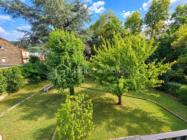 Découvrez ce superbe appartement six pièces de 104,50 m ², situé au premier étage avec ascenseur dans une résidence de 1968, idéalement placé dans le quartier de La Jomayère à Saint-Étienne. Spacieux et lumineux, il se compose de quatre chambres, d’une cuisine et d’un séjour, offrant de très beaux volumes pour accueillir confortablement toute la famille. Vous profiterez également d’un joli balcon avec vue sur le terrain arboré de la résidence, parfait pour vos moments de détente dans un cadre verdoyant. Côté confort, vous bénéficierez de fenêtres en double vitrage, d’un chauffage central collectif au gaz avec radiateurs en fonte, ainsi que d’un garage individuel.Les charges comprennent notamment le chauffage, l’eau chaude et l’entretien de l’immeuble. Vous apprécierez également la proximité des écoles primaires, collèges et lycées, ainsi que des commodités. Visites possibles 7 jours sur 7. La visite virtuelle est disponible sur mon site AlexandreSerreBSKImmobilier. Pour tout renseignement complémentaire ou pour organiser une visite, n’hésitez pas à me contacter.