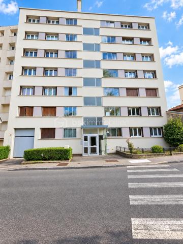 Découvrez ce superbe appartement six pièces de 104,50 m ², situé au premier étage avec ascenseur dans une résidence de 1968, idéalement placé dans le quartier de La Jomayère à Saint-Étienne. Spacieux et lumineux, il se compose de quatre chambres, d’une cuisine et d’un séjour, offrant de très beaux volumes pour accueillir confortablement toute la famille. Vous profiterez également d’un joli balcon avec vue sur le terrain arboré de la résidence, parfait pour vos moments de détente dans un cadre verdoyant. Côté confort, vous bénéficierez de fenêtres en double vitrage, d’un chauffage central collectif au gaz avec radiateurs en fonte, ainsi que d’un garage individuel.Les charges comprennent notamment le chauffage, l’eau chaude et l’entretien de l’immeuble. Vous apprécierez également la proximité des écoles primaires, collèges et lycées, ainsi que des commodités. Visites possibles 7 jours sur 7. La visite virtuelle est disponible sur mon site AlexandreSerreBSKImmobilier. Pour tout renseignement complémentaire ou pour organiser une visite, n’hésitez pas à me contacter.