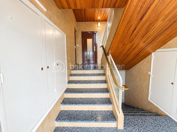 Découvrez ce superbe appartement six pièces de 104,50 m ², situé au premier étage avec ascenseur dans une résidence de 1968, idéalement placé dans le quartier de La Jomayère à Saint-Étienne. Spacieux et lumineux, il se compose de quatre chambres, d’une cuisine et d’un séjour, offrant de très beaux volumes pour accueillir confortablement toute la famille. Vous profiterez également d’un joli balcon avec vue sur le terrain arboré de la résidence, parfait pour vos moments de détente dans un cadre verdoyant. Côté confort, vous bénéficierez de fenêtres en double vitrage, d’un chauffage central collectif au gaz avec radiateurs en fonte, ainsi que d’un garage individuel.Les charges comprennent notamment le chauffage, l’eau chaude et l’entretien de l’immeuble. Vous apprécierez également la proximité des écoles primaires, collèges et lycées, ainsi que des commodités. Visites possibles 7 jours sur 7. La visite virtuelle est disponible sur mon site AlexandreSerreBSKImmobilier. Pour tout renseignement complémentaire ou pour organiser une visite, n’hésitez pas à me contacter.