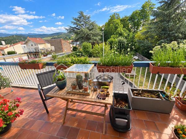 Découvrez ce superbe appartement six pièces de 104,50 m ², situé au premier étage avec ascenseur dans une résidence de 1968, idéalement placé dans le quartier de La Jomayère à Saint-Étienne. Spacieux et lumineux, il se compose de quatre chambres, d’une cuisine et d’un séjour, offrant de très beaux volumes pour accueillir confortablement toute la famille. Vous profiterez également d’un joli balcon avec vue sur le terrain arboré de la résidence, parfait pour vos moments de détente dans un cadre verdoyant. Côté confort, vous bénéficierez de fenêtres en double vitrage, d’un chauffage central collectif au gaz avec radiateurs en fonte, ainsi que d’un garage individuel.Les charges comprennent notamment le chauffage, l’eau chaude et l’entretien de l’immeuble. Vous apprécierez également la proximité des écoles primaires, collèges et lycées, ainsi que des commodités. Visites possibles 7 jours sur 7. La visite virtuelle est disponible sur mon site AlexandreSerreBSKImmobilier. Pour tout renseignement complémentaire ou pour organiser une visite, n’hésitez pas à me contacter.