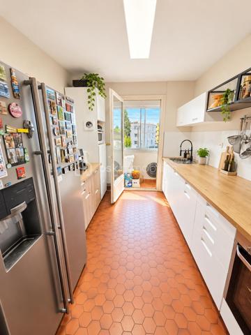 Découvrez ce superbe appartement six pièces de 104,50 m ², situé au premier étage avec ascenseur dans une résidence de 1968, idéalement placé dans le quartier de La Jomayère à Saint-Étienne. Spacieux et lumineux, il se compose de quatre chambres, d’une cuisine et d’un séjour, offrant de très beaux volumes pour accueillir confortablement toute la famille. Vous profiterez également d’un joli balcon avec vue sur le terrain arboré de la résidence, parfait pour vos moments de détente dans un cadre verdoyant. Côté confort, vous bénéficierez de fenêtres en double vitrage, d’un chauffage central collectif au gaz avec radiateurs en fonte, ainsi que d’un garage individuel.Les charges comprennent notamment le chauffage, l’eau chaude et l’entretien de l’immeuble. Vous apprécierez également la proximité des écoles primaires, collèges et lycées, ainsi que des commodités. Visites possibles 7 jours sur 7. La visite virtuelle est disponible sur mon site AlexandreSerreBSKImmobilier. Pour tout renseignement complémentaire ou pour organiser une visite, n’hésitez pas à me contacter.