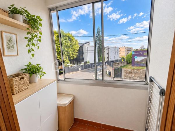 Découvrez ce superbe appartement six pièces de 104,50 m ², situé au premier étage avec ascenseur dans une résidence de 1968, idéalement placé dans le quartier de La Jomayère à Saint-Étienne. Spacieux et lumineux, il se compose de quatre chambres, d’une cuisine et d’un séjour, offrant de très beaux volumes pour accueillir confortablement toute la famille. Vous profiterez également d’un joli balcon avec vue sur le terrain arboré de la résidence, parfait pour vos moments de détente dans un cadre verdoyant. Côté confort, vous bénéficierez de fenêtres en double vitrage, d’un chauffage central collectif au gaz avec radiateurs en fonte, ainsi que d’un garage individuel.Les charges comprennent notamment le chauffage, l’eau chaude et l’entretien de l’immeuble. Vous apprécierez également la proximité des écoles primaires, collèges et lycées, ainsi que des commodités. Visites possibles 7 jours sur 7. La visite virtuelle est disponible sur mon site AlexandreSerreBSKImmobilier. Pour tout renseignement complémentaire ou pour organiser une visite, n’hésitez pas à me contacter.
