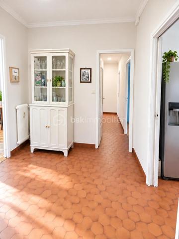 Découvrez ce superbe appartement six pièces de 104,50 m ², situé au premier étage avec ascenseur dans une résidence de 1968, idéalement placé dans le quartier de La Jomayère à Saint-Étienne. Spacieux et lumineux, il se compose de quatre chambres, d’une cuisine et d’un séjour, offrant de très beaux volumes pour accueillir confortablement toute la famille. Vous profiterez également d’un joli balcon avec vue sur le terrain arboré de la résidence, parfait pour vos moments de détente dans un cadre verdoyant. Côté confort, vous bénéficierez de fenêtres en double vitrage, d’un chauffage central collectif au gaz avec radiateurs en fonte, ainsi que d’un garage individuel.Les charges comprennent notamment le chauffage, l’eau chaude et l’entretien de l’immeuble. Vous apprécierez également la proximité des écoles primaires, collèges et lycées, ainsi que des commodités. Visites possibles 7 jours sur 7. La visite virtuelle est disponible sur mon site AlexandreSerreBSKImmobilier. Pour tout renseignement complémentaire ou pour organiser une visite, n’hésitez pas à me contacter.