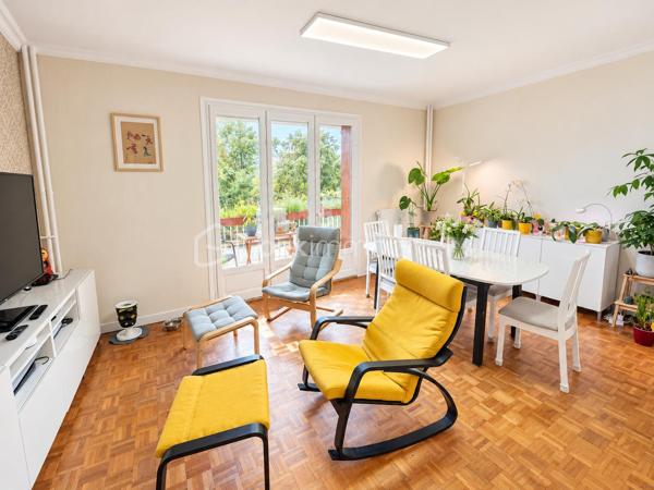Découvrez ce superbe appartement six pièces de 104,50 m ², situé au premier étage avec ascenseur dans une résidence de 1968, idéalement placé dans le quartier de La Jomayère à Saint-Étienne. Spacieux et lumineux, il se compose de quatre chambres, d’une cuisine et d’un séjour, offrant de très beaux volumes pour accueillir confortablement toute la famille. Vous profiterez également d’un joli balcon avec vue sur le terrain arboré de la résidence, parfait pour vos moments de détente dans un cadre verdoyant. Côté confort, vous bénéficierez de fenêtres en double vitrage, d’un chauffage central collectif au gaz avec radiateurs en fonte, ainsi que d’un garage individuel.Les charges comprennent notamment le chauffage, l’eau chaude et l’entretien de l’immeuble. Vous apprécierez également la proximité des écoles primaires, collèges et lycées, ainsi que des commodités. Visites possibles 7 jours sur 7. La visite virtuelle est disponible sur mon site AlexandreSerreBSKImmobilier. Pour tout renseignement complémentaire ou pour organiser une visite, n’hésitez pas à me contacter.
