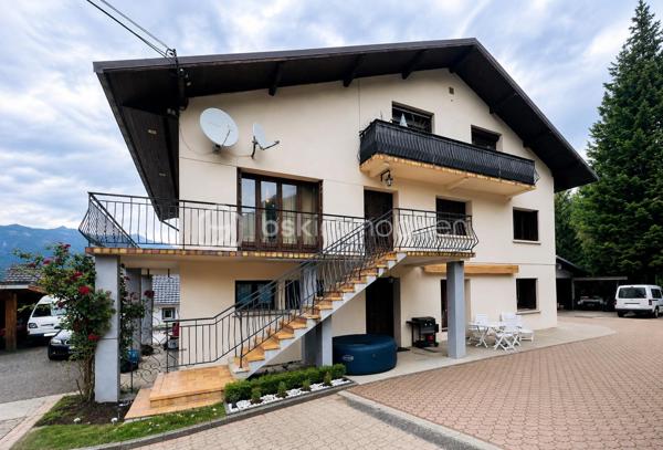 Maison de caractère de 303 m² habitables – 11 pièces
Cette spacieuse maison de 303 m² habitables se compose de plusieurs logements, offrant un excellent potentiel pour un investissement locatif ou un projet familial.
Au rez-de-chaussée, vous trouverez un studio actuellement loué ainsi qu'un appartement T2, également loué, comprenant une cuisine ouverte sur le séjour, une chambre et une salle d'eau avec WC. Ce niveau dispose également d'une chaufferie et d'un garage faisant office de cellier.
Le premier étage accueille la partie principale de l'habitation, d'une superficie de 134 m², composée d'une cuisine ouverte sur un vaste salon-séjour, de trois grandes chambres, d'une salle de bains et d'un WC indépendant.
Au deuxième étage, un appartement T4 de 110 m², actuellement loué, comprend une cuisine indépendante, un séjour, trois chambres, une salle d'eau et un WC.
À l'extérieur, la propriété est implantée sur un terrain arboré et en partie boisé de 2 654 m², offrant un cadre verdoyant et agréable. Elle bénéficie également de nombreuses dépendances : un carport, deux garages, un four à pain ainsi que deux caves. Les appartements situés aux premier et deuxième étages profitent chacun d'un balcon privatif.
Le chauffage est assuré par une chaudière collective à granulés, équipée d'une réserve de stockage de 12 tonnes, garantissant une solution de chauffage performante, économique et respectueuse de l'environnement.
La partie principale de l'habitation nécessitera quelques travaux de rafraîchissement, offrant ainsi l'opportunité aux futurs propriétaires de la personnaliser selon leurs goûts et leurs envies.
Ce bien rare allie volumes généreux, revenus locatifs immédiats et fort potentiel d'évolution, le tout dans un environnement calme et verdoyant.