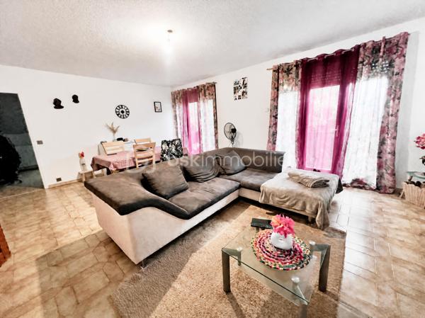 Maison de caractère de 303 m² habitables – 11 pièces
Cette spacieuse maison de 303 m² habitables se compose de plusieurs logements, offrant un excellent potentiel pour un investissement locatif ou un projet familial.
Au rez-de-chaussée, vous trouverez un studio actuellement loué ainsi qu'un appartement T2, également loué, comprenant une cuisine ouverte sur le séjour, une chambre et une salle d'eau avec WC. Ce niveau dispose également d'une chaufferie et d'un garage faisant office de cellier.
Le premier étage accueille la partie principale de l'habitation, d'une superficie de 134 m², composée d'une cuisine ouverte sur un vaste salon-séjour, de trois grandes chambres, d'une salle de bains et d'un WC indépendant.
Au deuxième étage, un appartement T4 de 110 m², actuellement loué, comprend une cuisine indépendante, un séjour, trois chambres, une salle d'eau et un WC.
À l'extérieur, la propriété est implantée sur un terrain arboré et en partie boisé de 2 654 m², offrant un cadre verdoyant et agréable. Elle bénéficie également de nombreuses dépendances : un carport, deux garages, un four à pain ainsi que deux caves. Les appartements situés aux premier et deuxième étages profitent chacun d'un balcon privatif.
Le chauffage est assuré par une chaudière collective à granulés, équipée d'une réserve de stockage de 12 tonnes, garantissant une solution de chauffage performante, économique et respectueuse de l'environnement.
La partie principale de l'habitation nécessitera quelques travaux de rafraîchissement, offrant ainsi l'opportunité aux futurs propriétaires de la personnaliser selon leurs goûts et leurs envies.
Ce bien rare allie volumes généreux, revenus locatifs immédiats et fort potentiel d'évolution, le tout dans un environnement calme et verdoyant.