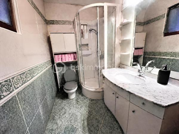 Maison de caractère de 303 m² habitables – 11 pièces
Cette spacieuse maison de 303 m² habitables se compose de plusieurs logements, offrant un excellent potentiel pour un investissement locatif ou un projet familial.
Au rez-de-chaussée, vous trouverez un studio actuellement loué ainsi qu'un appartement T2, également loué, comprenant une cuisine ouverte sur le séjour, une chambre et une salle d'eau avec WC. Ce niveau dispose également d'une chaufferie et d'un garage faisant office de cellier.
Le premier étage accueille la partie principale de l'habitation, d'une superficie de 134 m², composée d'une cuisine ouverte sur un vaste salon-séjour, de trois grandes chambres, d'une salle de bains et d'un WC indépendant.
Au deuxième étage, un appartement T4 de 110 m², actuellement loué, comprend une cuisine indépendante, un séjour, trois chambres, une salle d'eau et un WC.
À l'extérieur, la propriété est implantée sur un terrain arboré et en partie boisé de 2 654 m², offrant un cadre verdoyant et agréable. Elle bénéficie également de nombreuses dépendances : un carport, deux garages, un four à pain ainsi que deux caves. Les appartements situés aux premier et deuxième étages profitent chacun d'un balcon privatif.
Le chauffage est assuré par une chaudière collective à granulés, équipée d'une réserve de stockage de 12 tonnes, garantissant une solution de chauffage performante, économique et respectueuse de l'environnement.
La partie principale de l'habitation nécessitera quelques travaux de rafraîchissement, offrant ainsi l'opportunité aux futurs propriétaires de la personnaliser selon leurs goûts et leurs envies.
Ce bien rare allie volumes généreux, revenus locatifs immédiats et fort potentiel d'évolution, le tout dans un environnement calme et verdoyant.