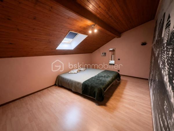Maison de caractère de 303 m² habitables – 11 pièces
Cette spacieuse maison de 303 m² habitables se compose de plusieurs logements, offrant un excellent potentiel pour un investissement locatif ou un projet familial.
Au rez-de-chaussée, vous trouverez un studio actuellement loué ainsi qu'un appartement T2, également loué, comprenant une cuisine ouverte sur le séjour, une chambre et une salle d'eau avec WC. Ce niveau dispose également d'une chaufferie et d'un garage faisant office de cellier.
Le premier étage accueille la partie principale de l'habitation, d'une superficie de 134 m², composée d'une cuisine ouverte sur un vaste salon-séjour, de trois grandes chambres, d'une salle de bains et d'un WC indépendant.
Au deuxième étage, un appartement T4 de 110 m², actuellement loué, comprend une cuisine indépendante, un séjour, trois chambres, une salle d'eau et un WC.
À l'extérieur, la propriété est implantée sur un terrain arboré et en partie boisé de 2 654 m², offrant un cadre verdoyant et agréable. Elle bénéficie également de nombreuses dépendances : un carport, deux garages, un four à pain ainsi que deux caves. Les appartements situés aux premier et deuxième étages profitent chacun d'un balcon privatif.
Le chauffage est assuré par une chaudière collective à granulés, équipée d'une réserve de stockage de 12 tonnes, garantissant une solution de chauffage performante, économique et respectueuse de l'environnement.
La partie principale de l'habitation nécessitera quelques travaux de rafraîchissement, offrant ainsi l'opportunité aux futurs propriétaires de la personnaliser selon leurs goûts et leurs envies.
Ce bien rare allie volumes généreux, revenus locatifs immédiats et fort potentiel d'évolution, le tout dans un environnement calme et verdoyant.